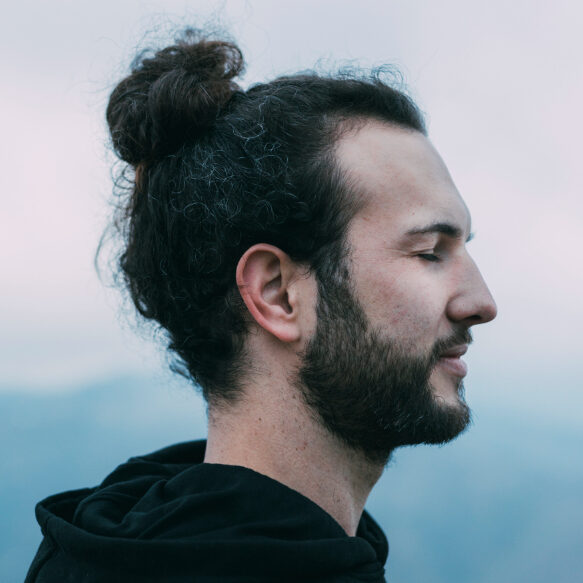 Spiritueller Mann mit Zopf