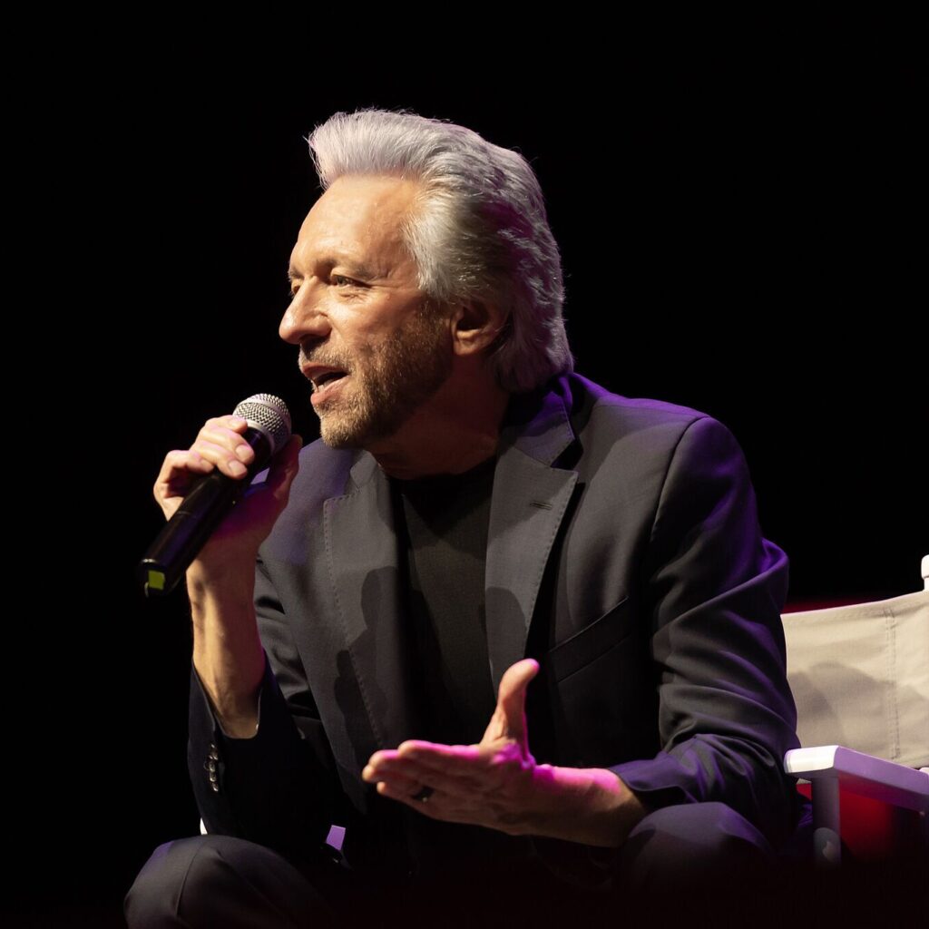 Gregg Braden mit Mikrofon